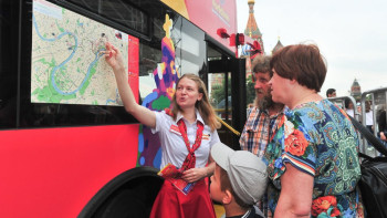 Moscow’s Tour Guides Pray for Miracle as Summer Season Ebbs Away